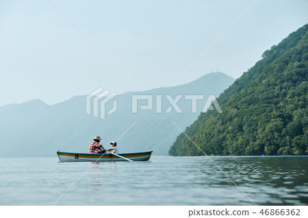 家庭旅行湖船 46866362