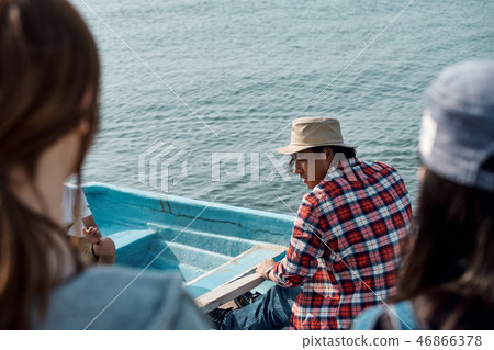 Family trip lake boat Family trip lake boat 46866378