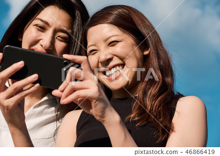 女性朋友智能手機 女性朋友智能手機 46866419