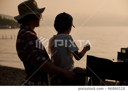 Family trip lake camp twilight Family trip lake camp twilight 46866528