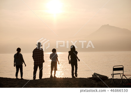 Family trip lake camp twilight Family trip lake camp twilight 46866530