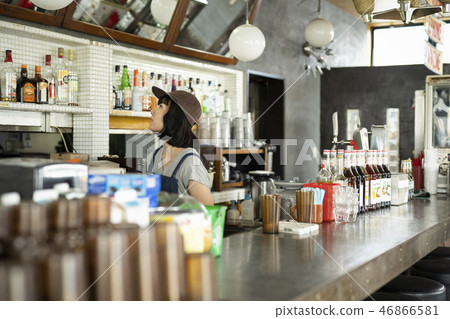 一個女人在一家咖啡館工作 46866581