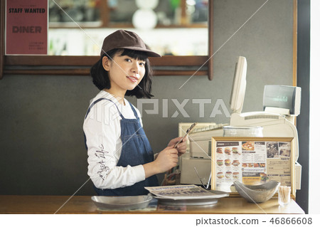 一個女人在一家咖啡館工作 46866608