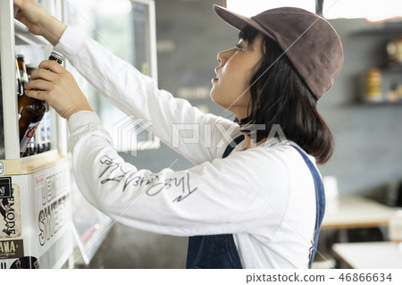 一個女人在一家咖啡館工作 一個女人在一家咖啡館工作 46866634