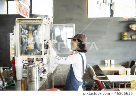 一個女人在一家咖啡館工作 一個女人在一家咖啡館工作 46866636