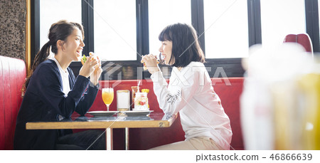 Woman friends relaxing in cafe 46866639