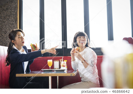 放鬆在咖啡館的女朋友 46866642