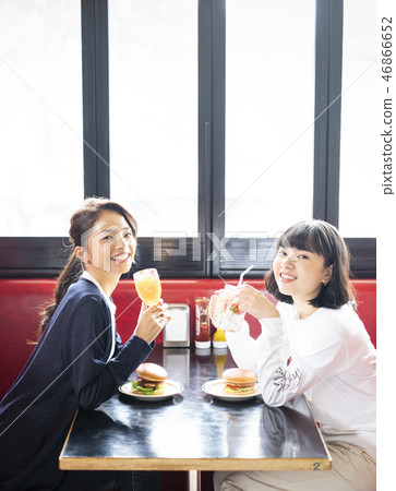 Woman friends relaxing in cafe 46866652