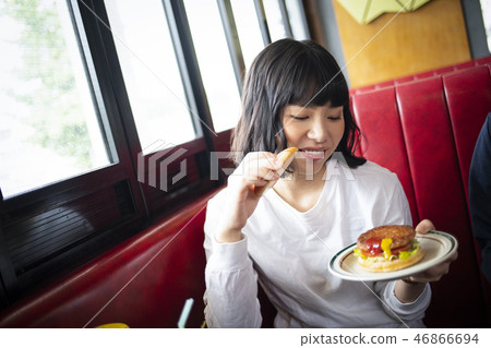 放鬆在咖啡館的婦女 46866694