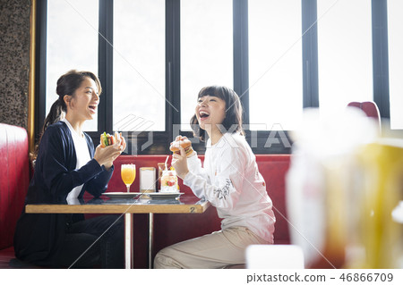 Woman friends relaxing in cafe 46866709