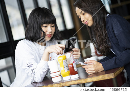 Woman friends relaxing in cafe Woman friends relaxing in cafe 46866715