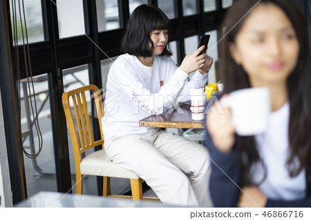 Woman friends relaxing in cafe Woman friends relaxing in cafe 46866716