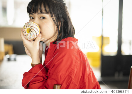 放鬆在咖啡館的婦女 46866874