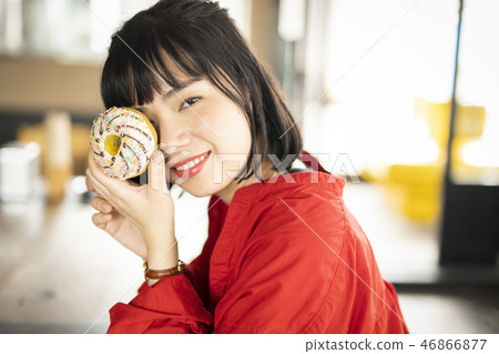 放鬆在咖啡館的婦女 放鬆在咖啡館的婦女 46866877