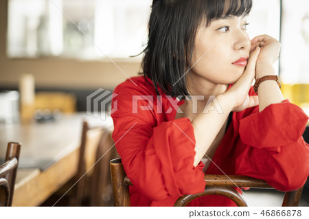 放鬆在咖啡館的婦女 放鬆在咖啡館的婦女 46866878