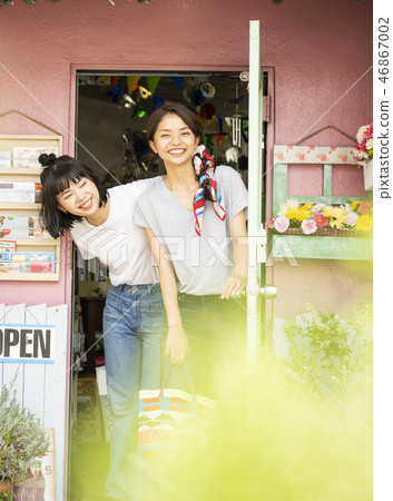 Women who enjoy shopping Women who enjoy shopping 46867002