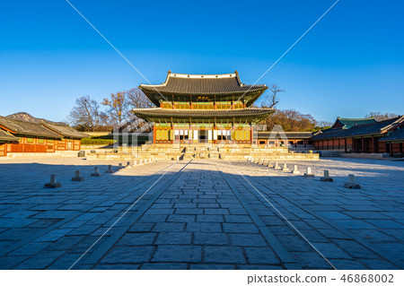 Beautiful architecture building Changdeokgung palace in Seoul city Beautiful architecture building Changdeokgung palace in Seoul city 46868002