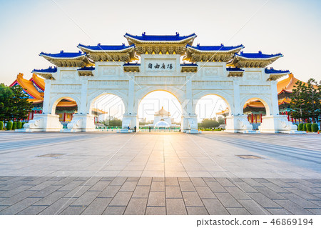 Beautiful architecture building and landmark chiang kai-shek memorial hall in taipei city Beautiful architecture building and landmark chiang kai-shek memorial hall in taipei city 46869194