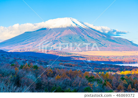 Beautiful fuji mountain in yamanakako or yamanaka lake Beautiful fuji mountain in yamanakako or yamanaka lake 46869372