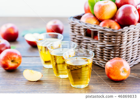 Apples juice in glass with apple in the basket 46869833