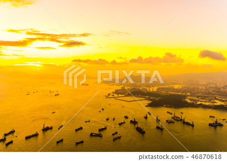 Beautiful colorful sunset in hong kong city skyline Beautiful colorful sunset in hong kong city skyline 46870618