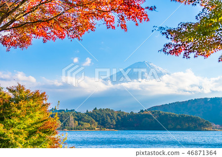 Beautiful landscape of mountain fuji with maple leaf tree around lake 46871364