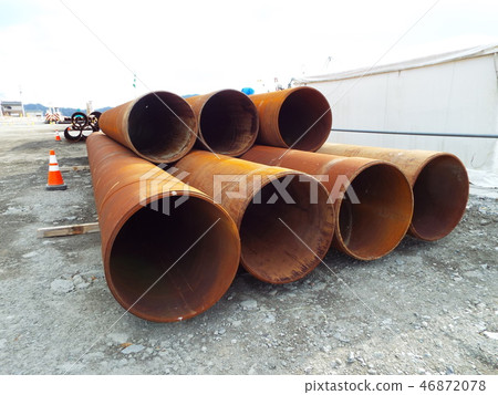 海堤的基礎工作來自鋼管樁的安裝 海堤的基礎工作來自鋼管樁的安裝 46872078