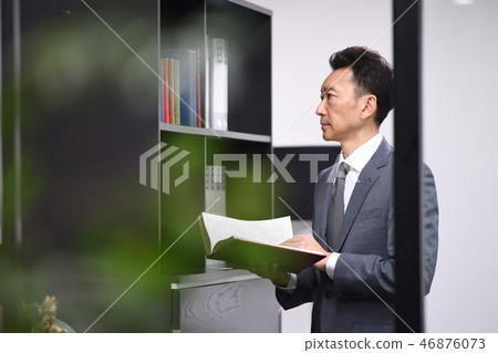 書籍調查商人男子 書籍調查商人男子 46876073