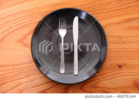 Sign for the end of the meal by the cutlery 46876144