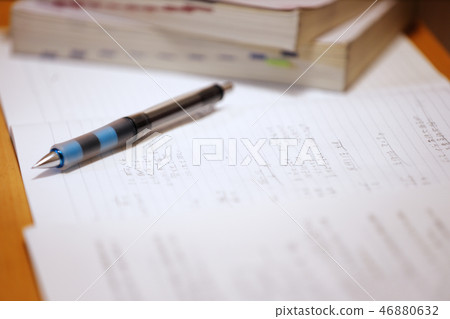數學筆記本和鋼筆 數學筆記本和鋼筆 46880632