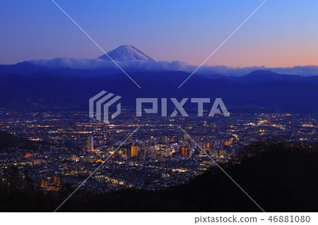 從千代湖白山湖看到的甲府盆地日落 46881080