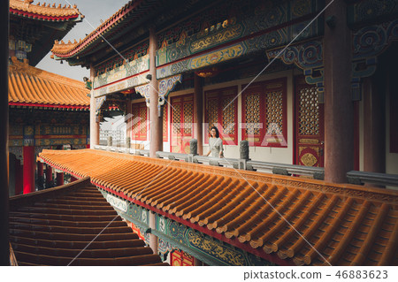 Beautiful young tourists Stand admiring Wat Beautiful young tourists Stand admiring Wat 46883623