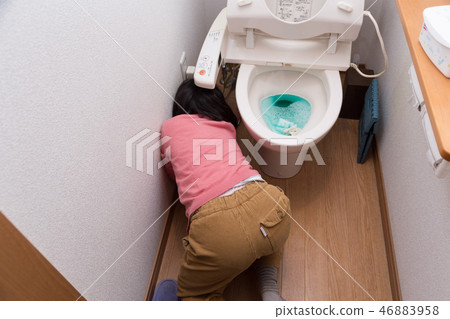 清洗馬桶的女孩 46883958