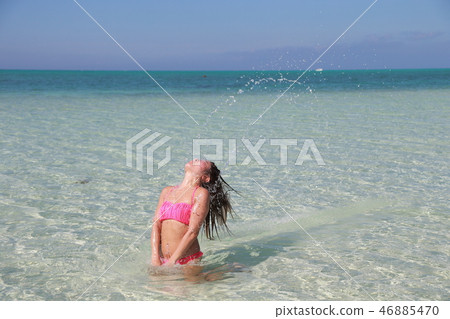 濺泳衣女孩 46885470