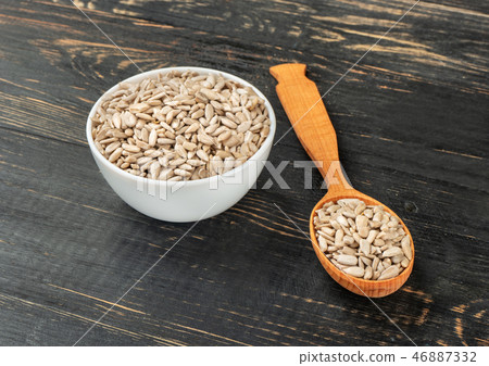 Sunflower seeds wiht shell 46887332