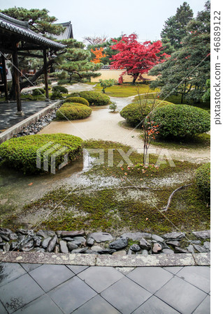 Shikaoin of autumn leaves, Yusan water garden Shikaoin of autumn leaves, Yusan water garden 46889122