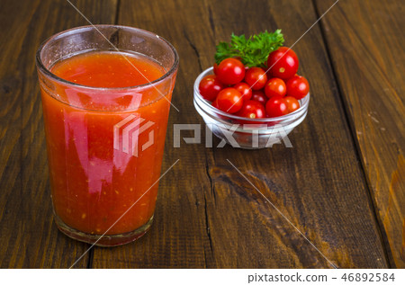 Natural freshly squeezed tomato juice in glass 46892584