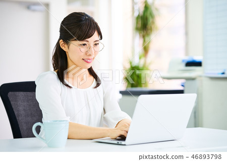 Business woman using a personal computer Business woman using a personal computer 46893798
