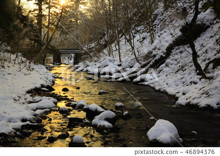 Kamabuchi瀑佈在冬天 46894376