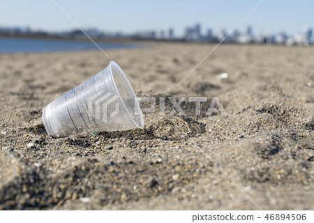 [Image image] Garbage plastic cup thrown away on sandy beach 46894506