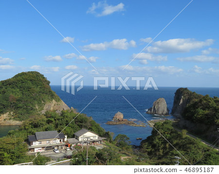 Sea and blue sky and coast 46895187
