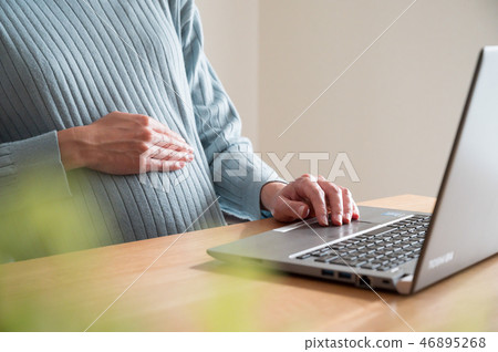 工作孕婦書桌工作婦女個人計算機 46895268