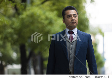 走在鎮裡的商人 46895691