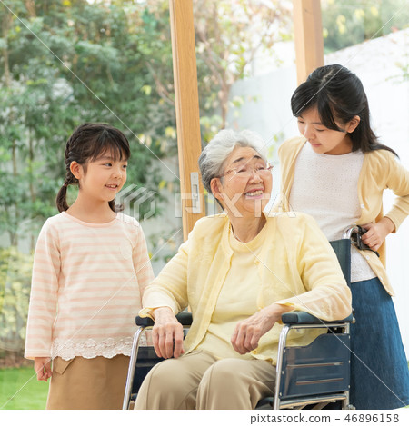 3代家庭護理護理輪椅高級兒童家庭形象 46896158