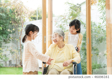3代家庭護理護理輪椅高級兒童家庭形象 46896161