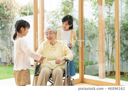 3代家庭護理護理輪椅高級兒童家庭形象 46896162