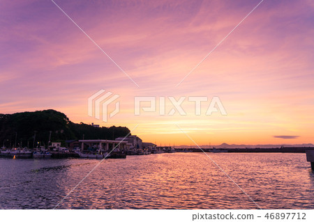 Morning burn of Matsuwa fishing port (Maguchi port lighthouse) 46897712
