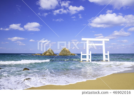 Itoshima福岡縣海洋和夫婦在美麗的Futamigaura搖滾 Itoshima福岡縣海洋和夫婦在美麗的Futamigaura搖滾 46902016