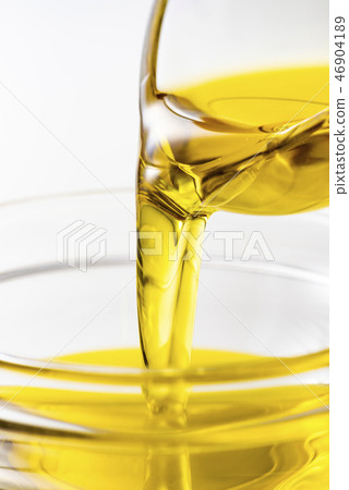 將橄欖油倒入碗中 將橄欖油倒入碗中 46904189