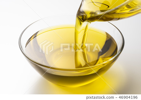 Pour olive oil into the bowl Pour olive oil into the bowl 46904196